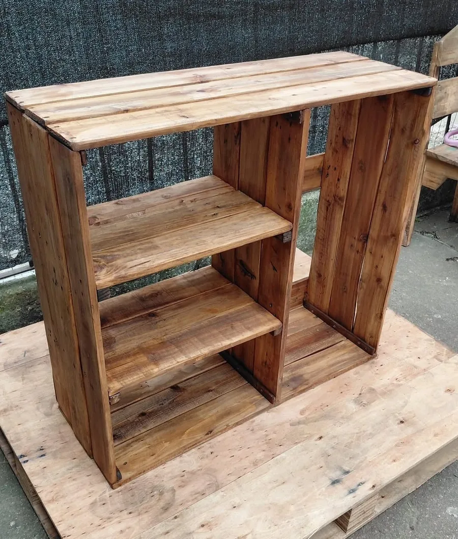 Estantería de tablas de pallet con dos estantes y laterales inclinados