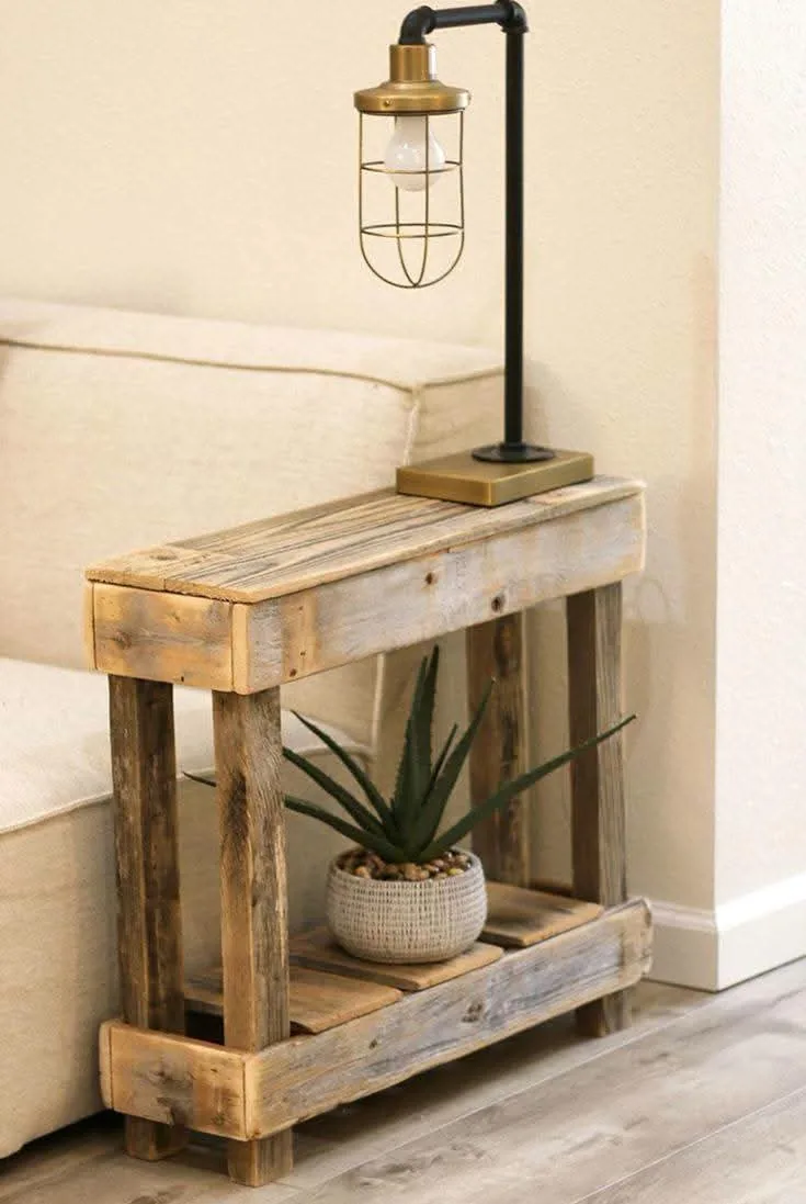 Mesa de arrime angosta de tablas con una planta y una lámpara