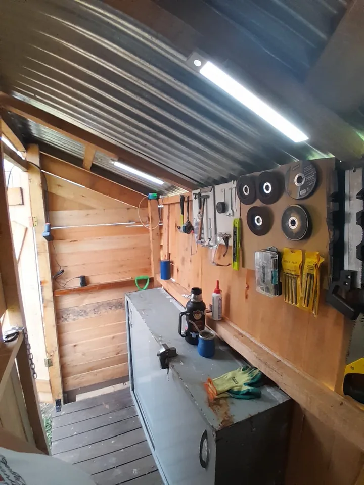 Sierra circular y puntas sobre la mesa de trabajo del taller